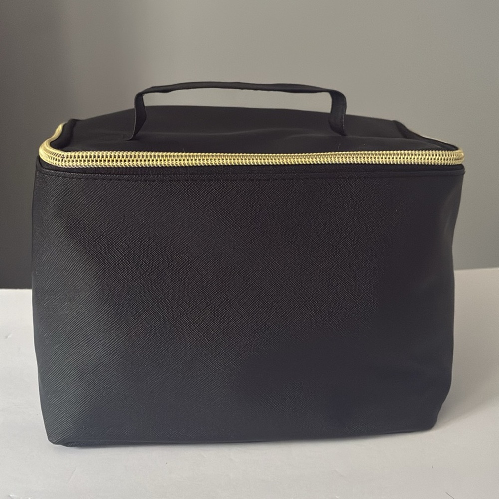 🖤✨Black Cosmetic Bag with Gold Zipper – Sleek & Spacious